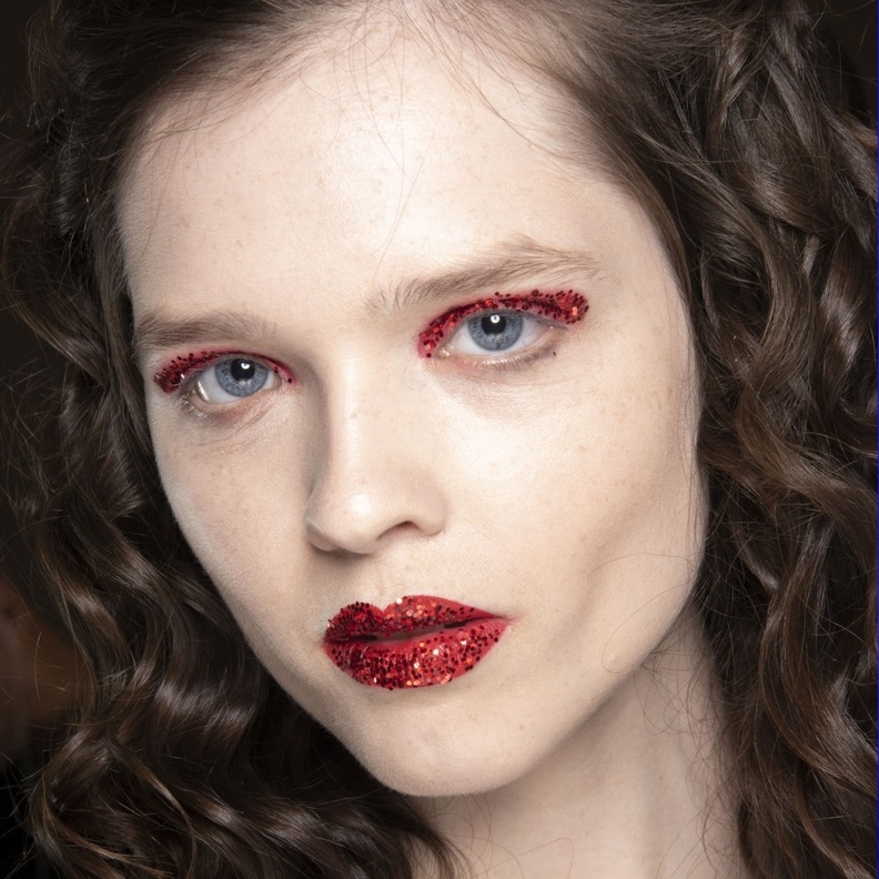 مكياج عيون براق بتدرجات زهرية من Rodarte