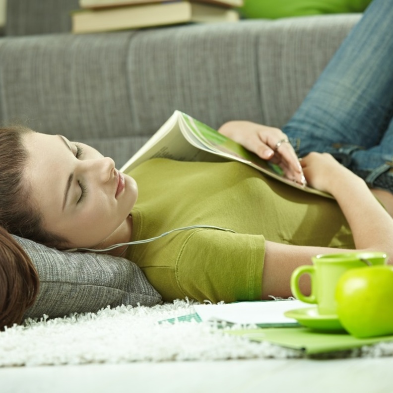 فوائد واضرار النوم على الارض