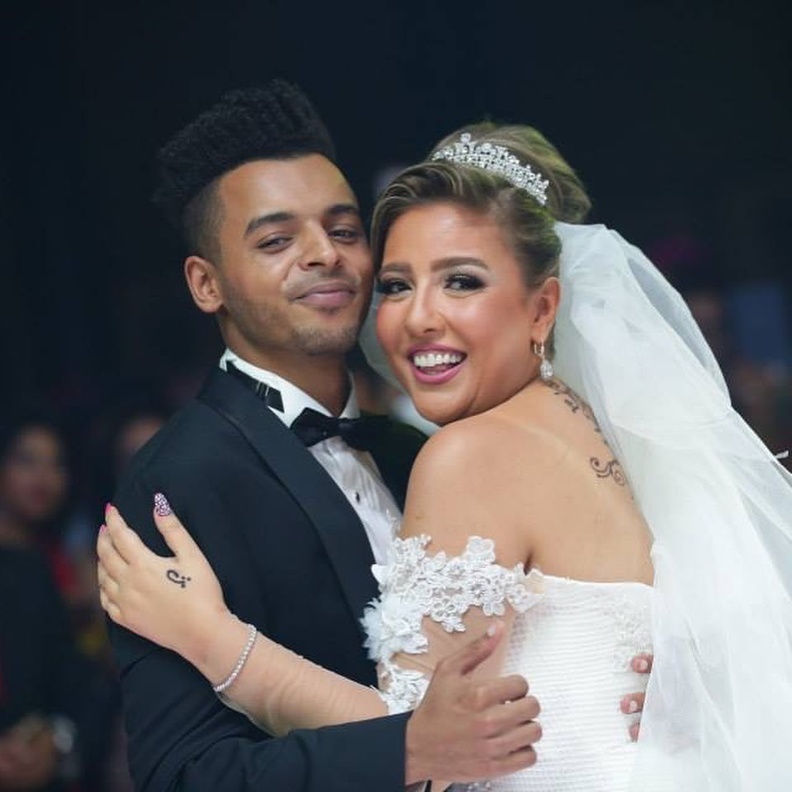 مي كساب تحتفل بعيد زواجها الخامس