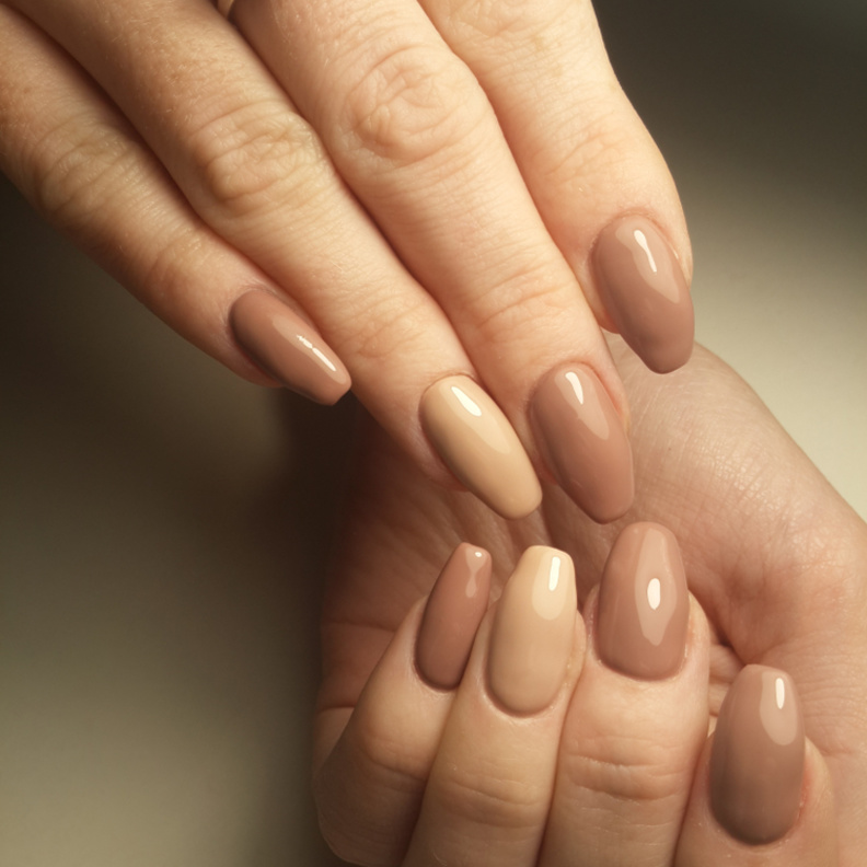 المناكير الذهبي لسهرات الخريف