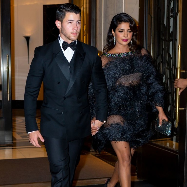 بريانكا تشوبرا ‏Priyanka Chopra‏ بفستان أسود فاخر وكاجوال حمل توقيع دار رالف أند روسو ‏Ralph & Russo
