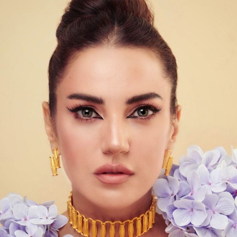 احلام اطلت بالمكياج الوردي