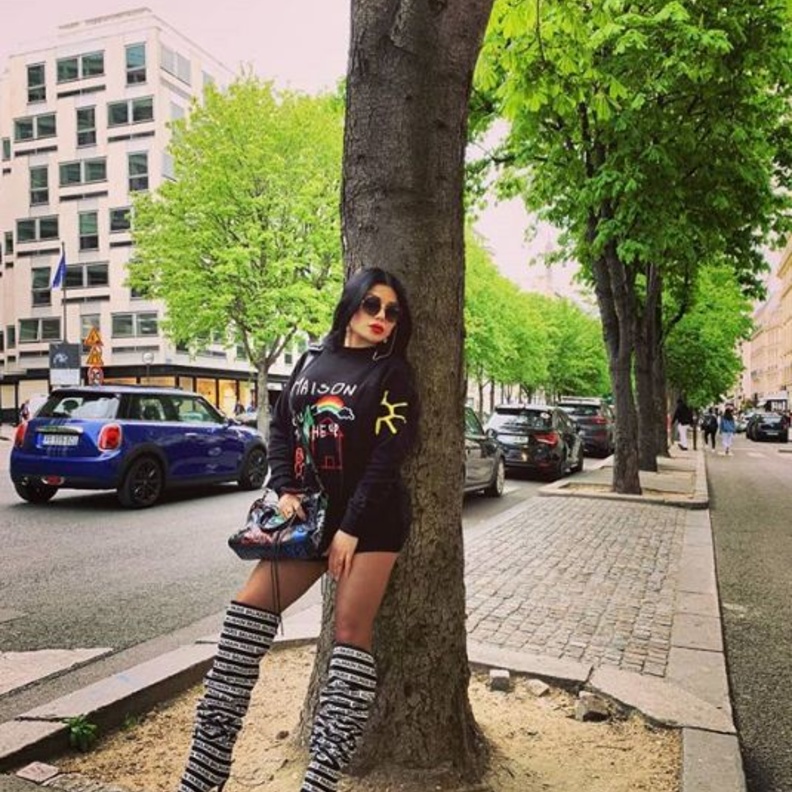 سترة بالشراريب الملونة