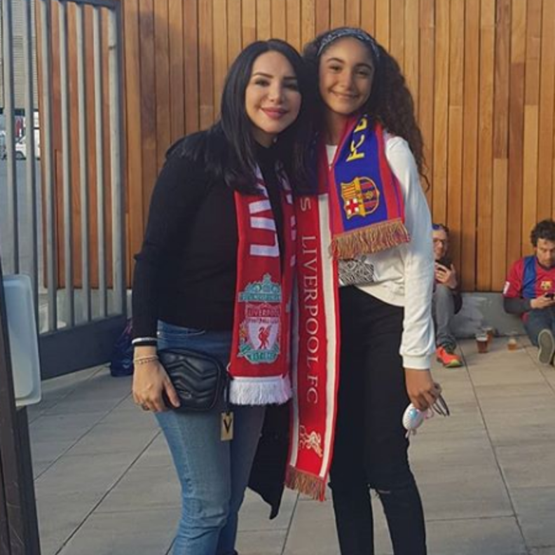 ابنة يوسف الشريف مع والدتها