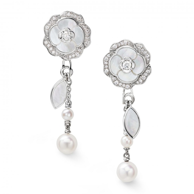 موديلات اقراط ناعمة من اللؤلؤ من دار Chanel