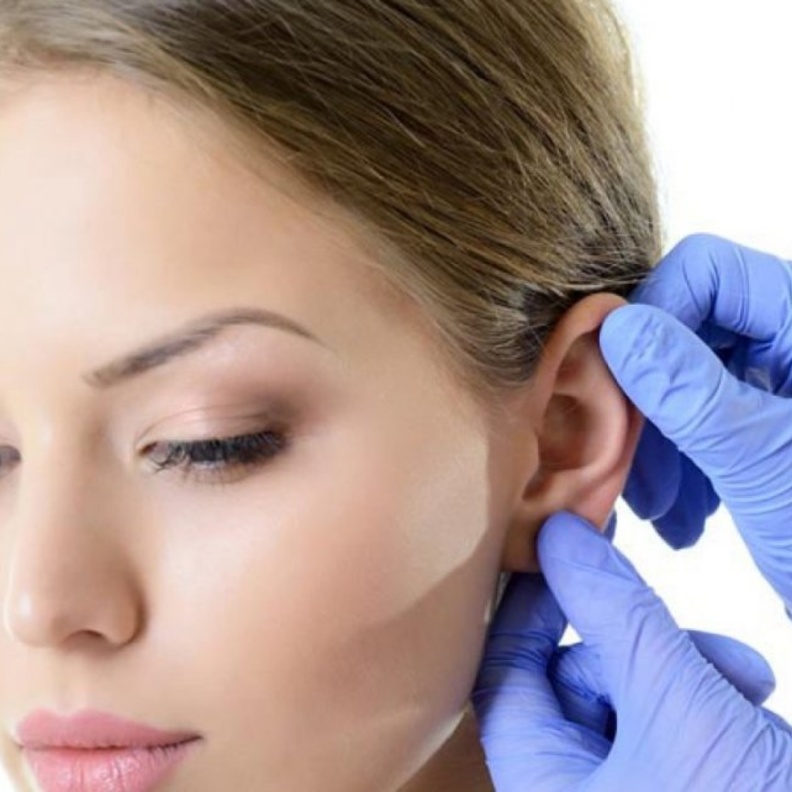 جئي لعملية تجميل الأذن إذا كنت تعانين من الآذان الخفاشية