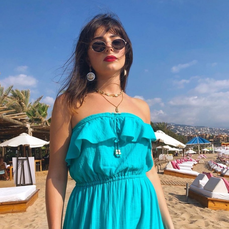 على شاطئ البحر، تمضي ماريتا الحلاني أيامها الصيفية في لبنان