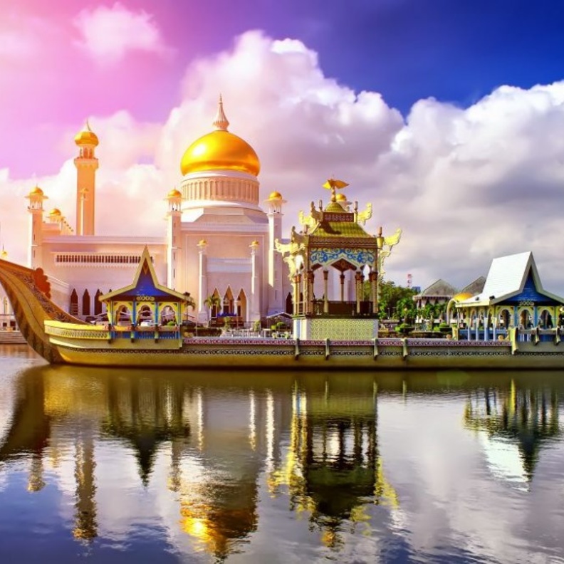 القرية المائية في بروناي - بيوت خشبية ملونة فوق الماء و خلفية من الطبيعة الخضراء