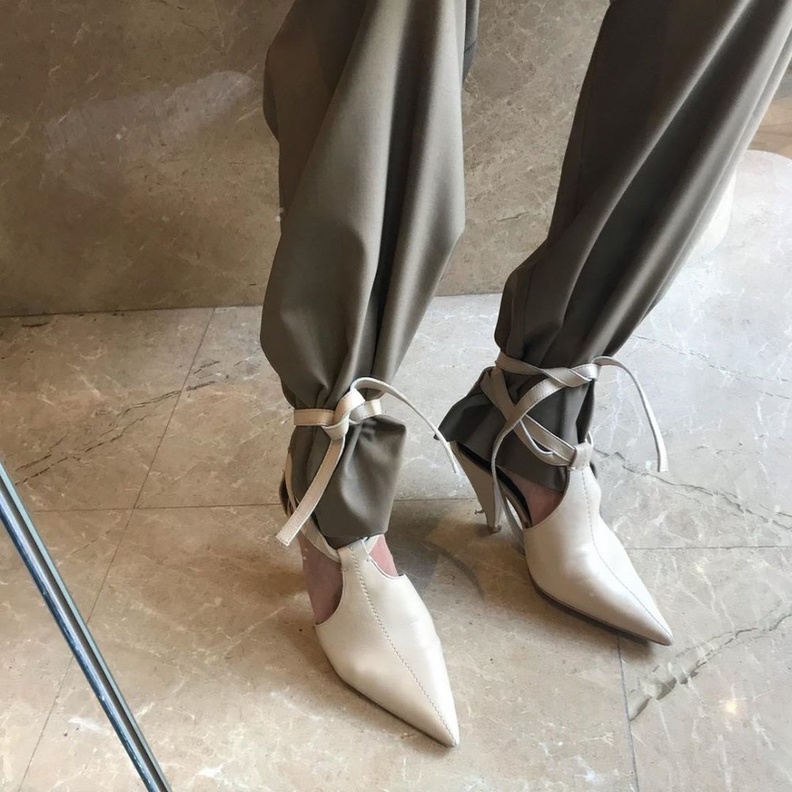 طرق تنسيق احذية برباطات فوق البنطلون