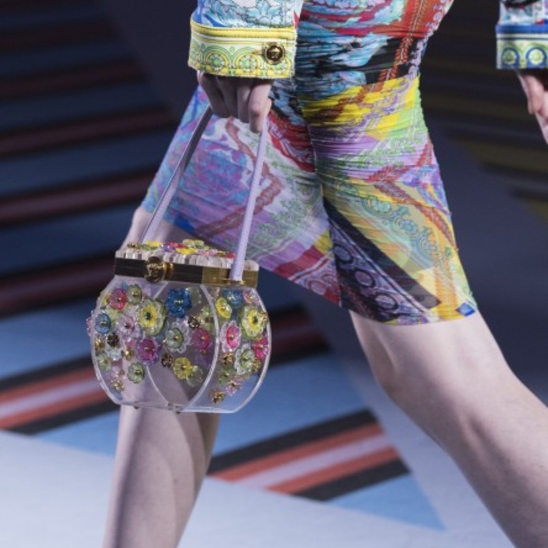 اختاري من بالمان Balmain شنط شفافة بأحجام متعددة مع اللمعية العصرية والمتموجة