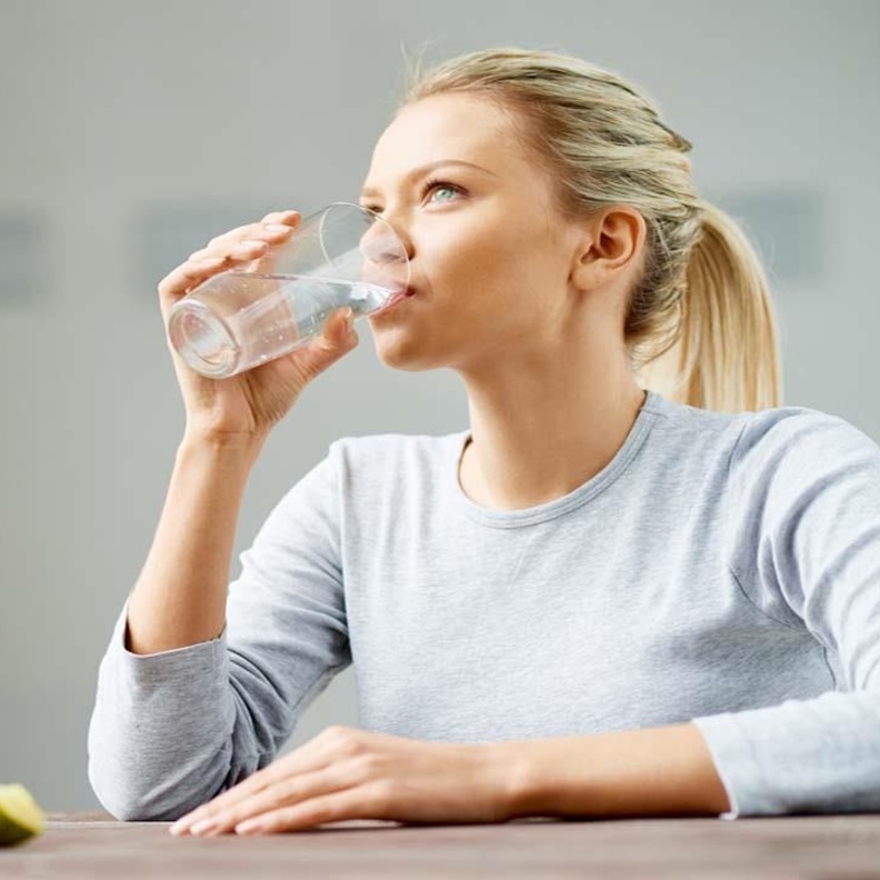 كمية الماء التي يحتاجها الجسم تختلف حسب العمر و الوزن