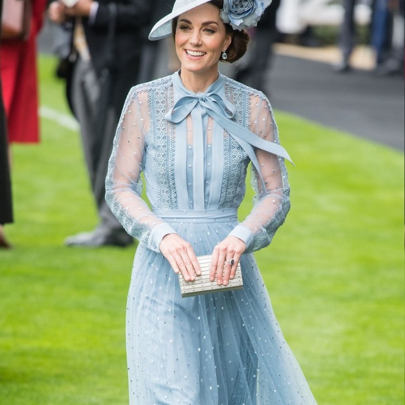  ماريا تريزا، الدوقة العظمى للوكسمبورغ إختارت فستاناً ذهبياً من تصميم ايلي صعب