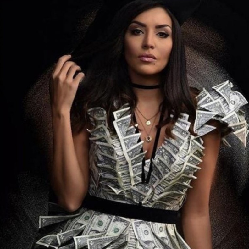 اطلالة مميزة في فستان أسود تألقت بها أمل بوشوشة