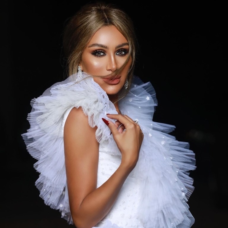  تميّز الفستان بقماش التول المزيّن بنقشة البولكا دوت، والكشاكش التي زيّنته