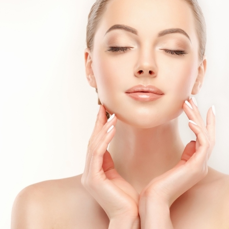 قومي بترطيب الوجه باستعمال زيت الزيتون