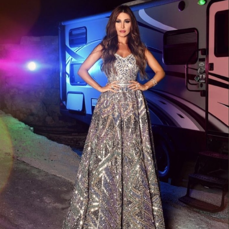 فستان سهرة باللون الاحمر من توقيع المصمم اللبناني طوني ورد