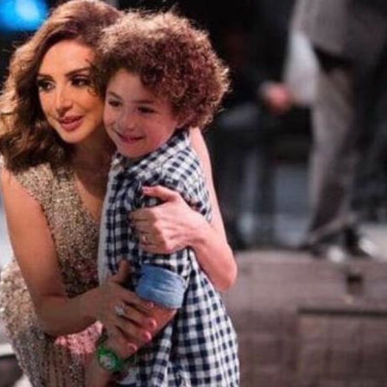 ابن الراحلة غنوة مع خالته أنغام