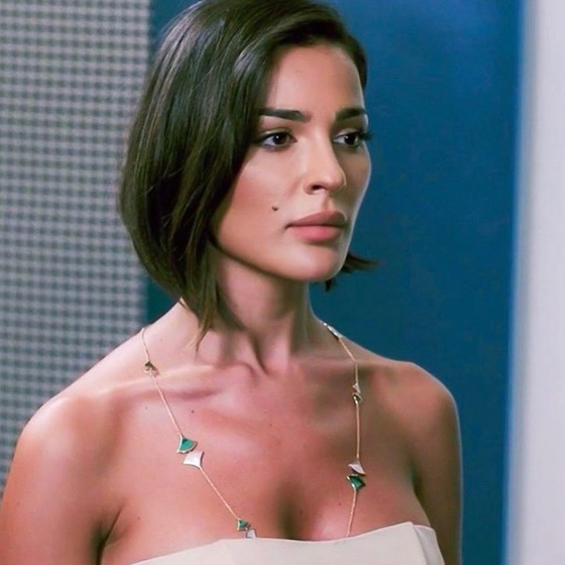 النجمة اللبنانية نادين نجيم متألقة بموديلات سلاسل طويلة 