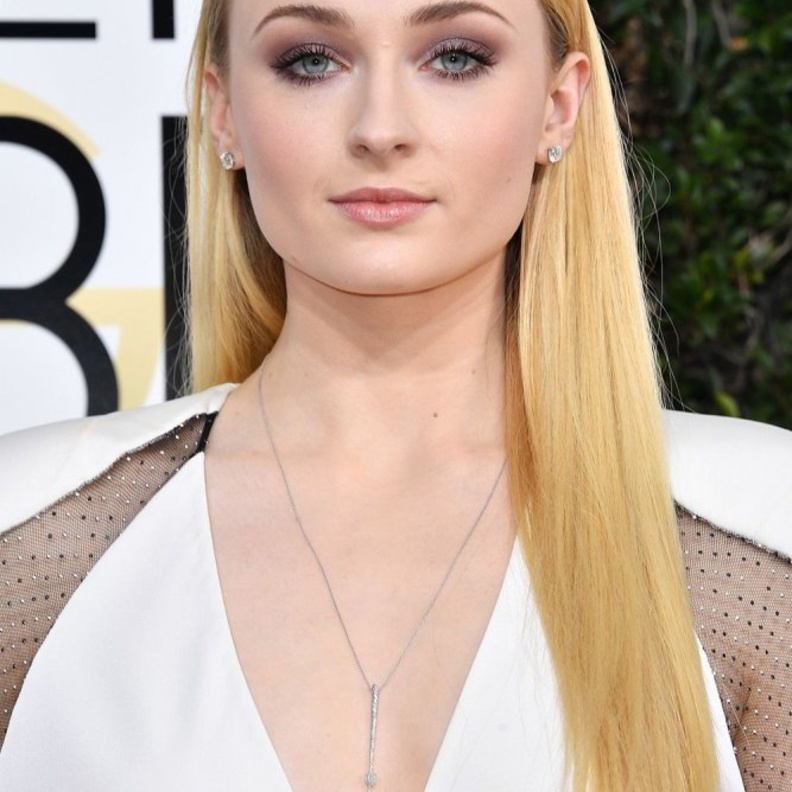 تسريحات الشعر الاشقر الطويل مستوحاه من Gigi Hadid