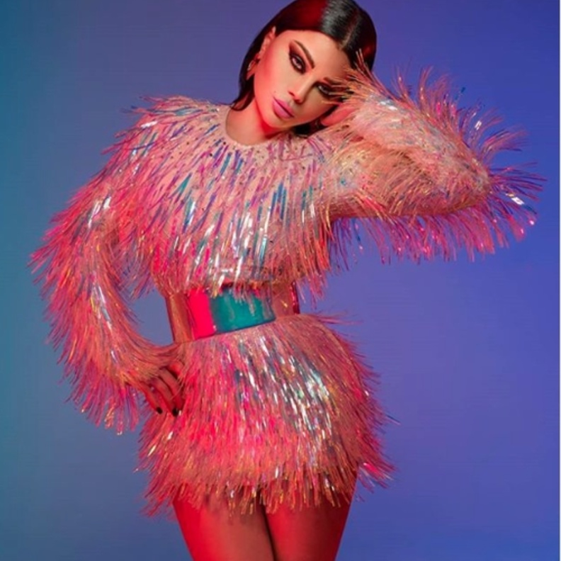 اختارت هيفاء جاكيت جلد خاطف للأنظار مزين بالشراشيب الملونة