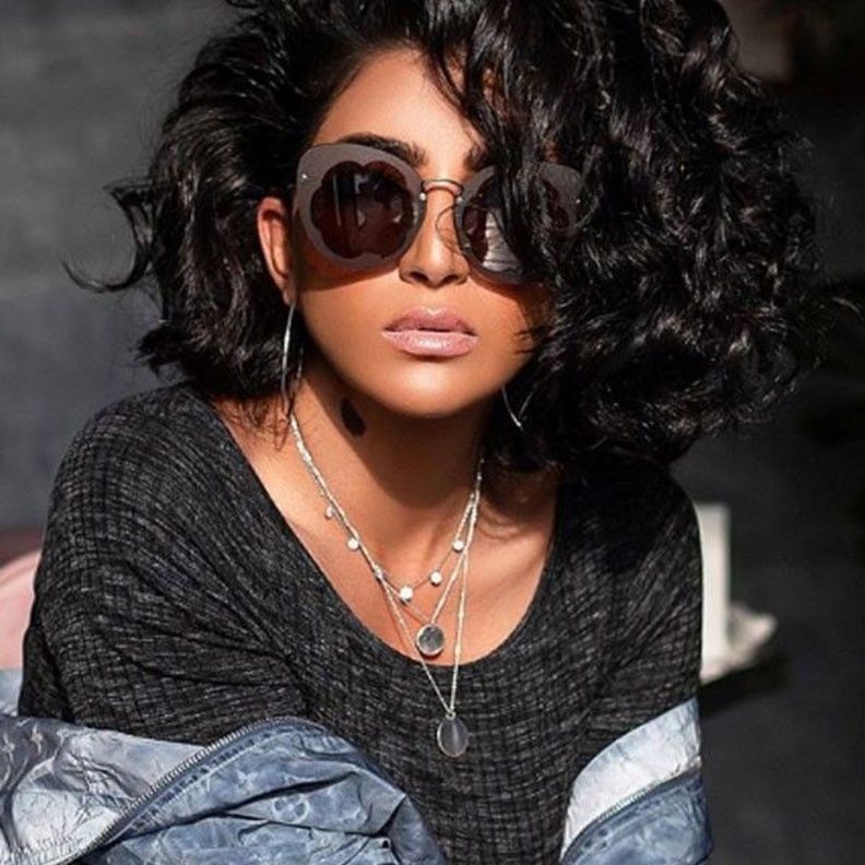 بثينة الرئيسي تعلم معجباتها طريقة تطبيق تسريحة الكعكة