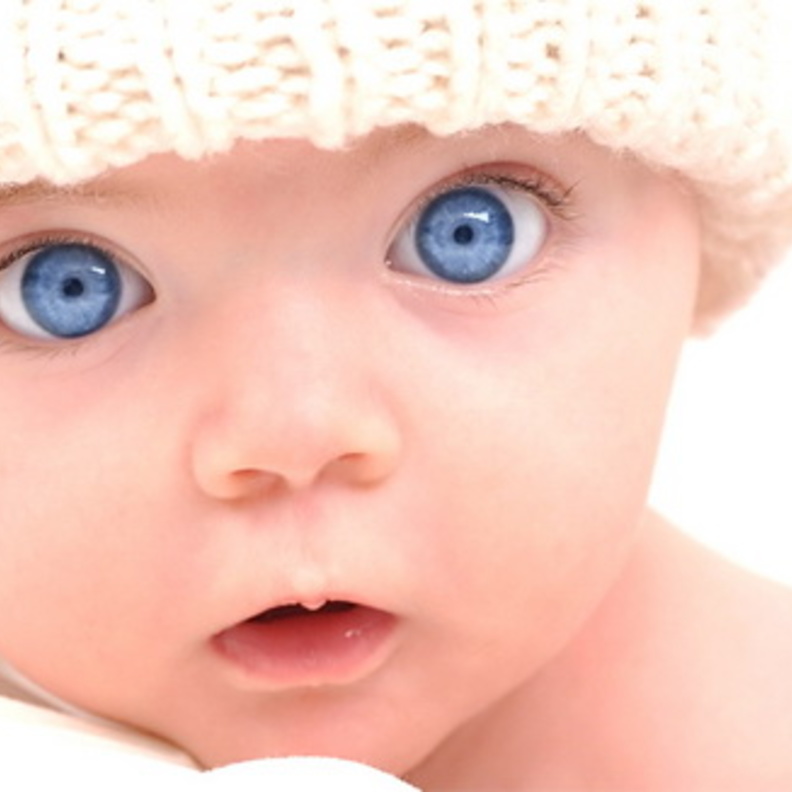 متى يبدأ الطفل الرضيع بالرؤية