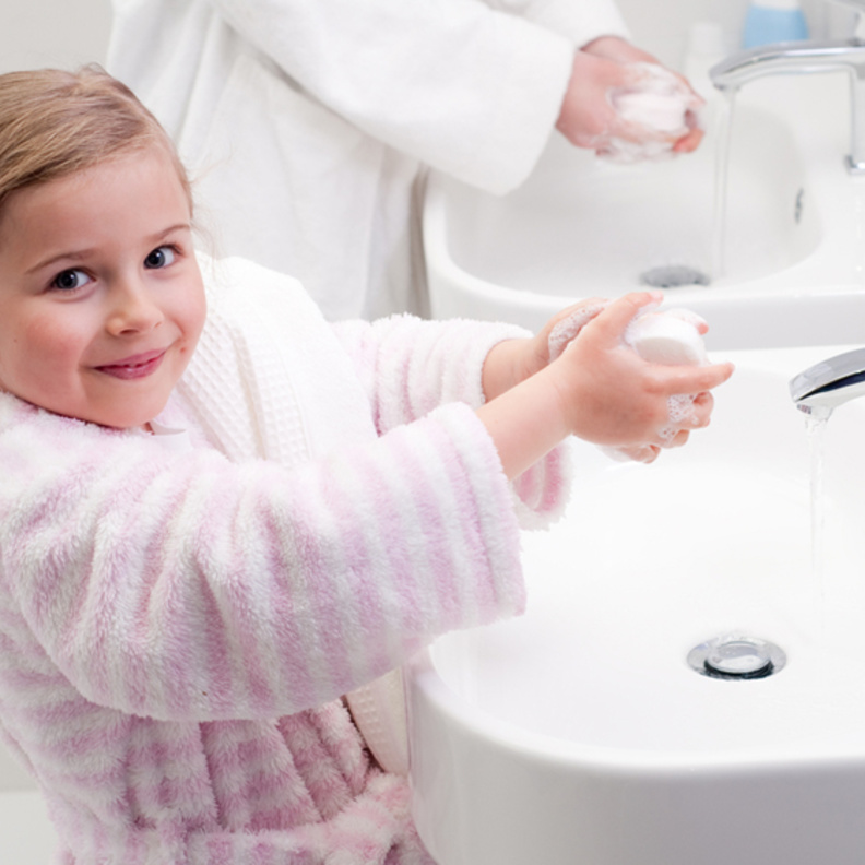 كيف تجعل الأم طفلها حريص على النظافة والإهتمام بنفسه