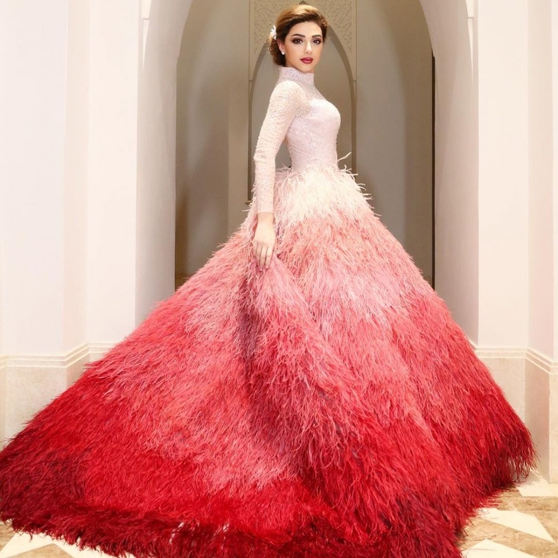  تتميز بعض فساتينها بتفاصيل براقة