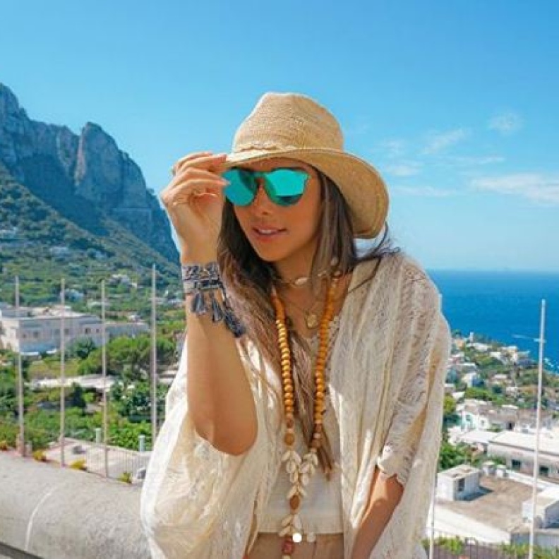 لا تكتمل أي إطلالة صيفية من دون الأكسسوارات من الصفد والأساور المحبوكة من مجموعة ديور