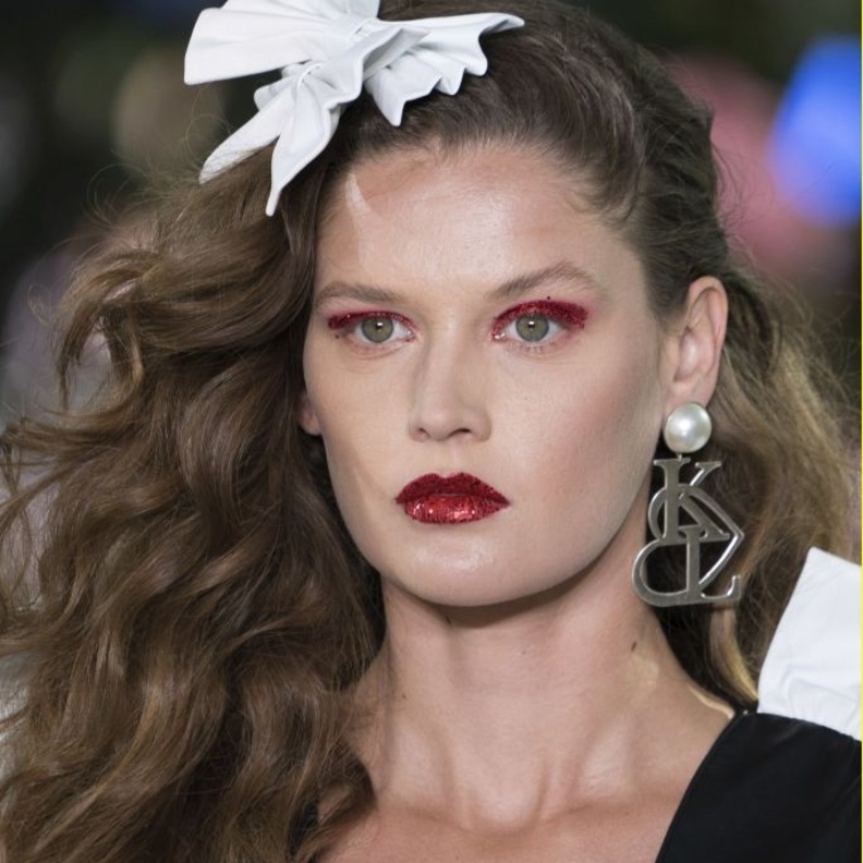 اكسسوارات شعر العقدة العصرية لموسم خريف 2019‏ من Emilia Wickstead