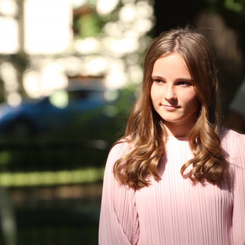 الأميرة انجريد تبدأ دراستها في الصف العاشر