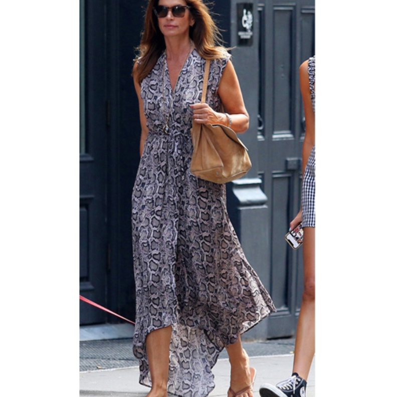 إطلالة الجميلة ‏SOFIA VERGARA‏ بفستان أسود طويل مع الزخرفات الذهبية والفضية بشكل نجوم