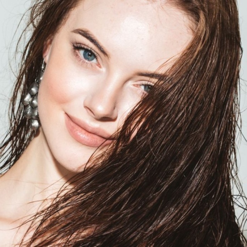 تدليك الشعر والجسم بزيت الورد بعد الاستحمام