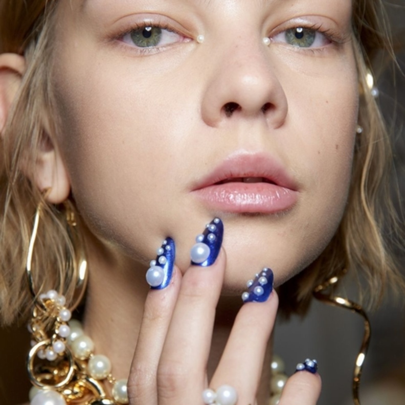 اجمل رسومات الأظافر البارزة مع حبيبات الخرز موضة خريف 2019 من The Blonds