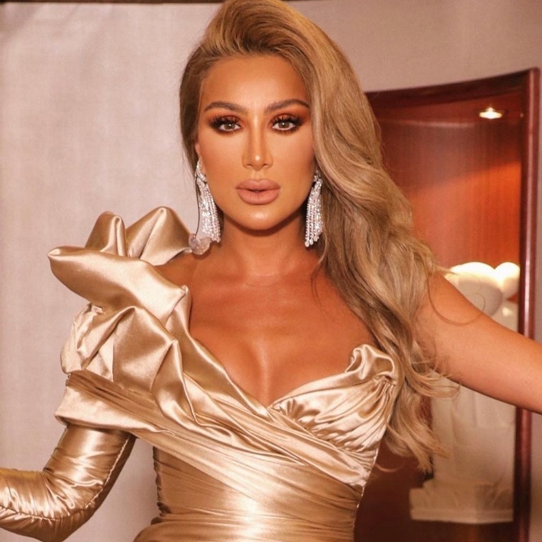 إختارت مايا تسريحة الشعر المنسدل مع الماكياج السموكي، وزيّنت أذنيها بأقراط ماسية