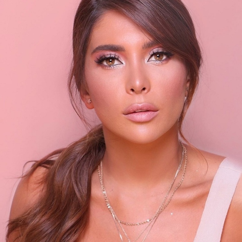 زوجة معتصم النهار خطفت الانظار بجمالها