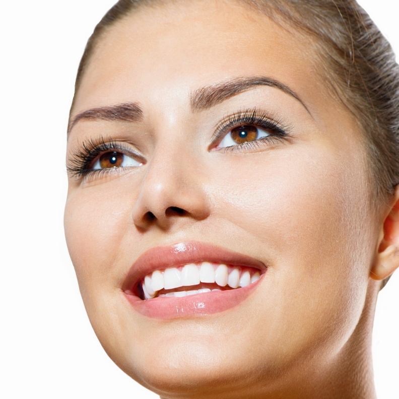 ابتسامة هوليود هي عملية تجميلية يتم إجراؤها بواسطة التقشير على الأسنان