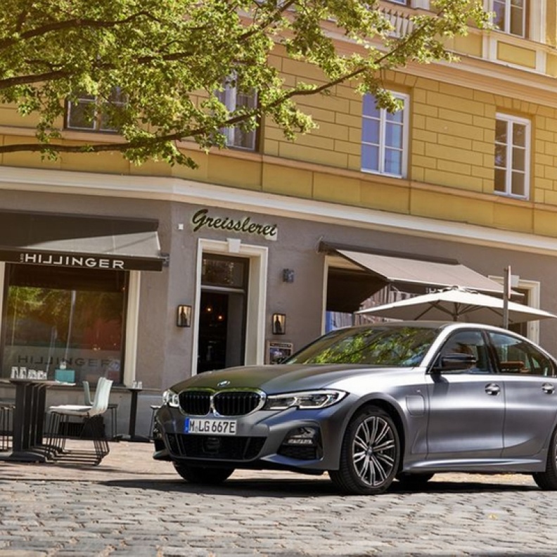 BMW تكشف تفاصيل نسختها الهجينة 330e من طراز العام 2020 لسيارتها للفئة الثالثة