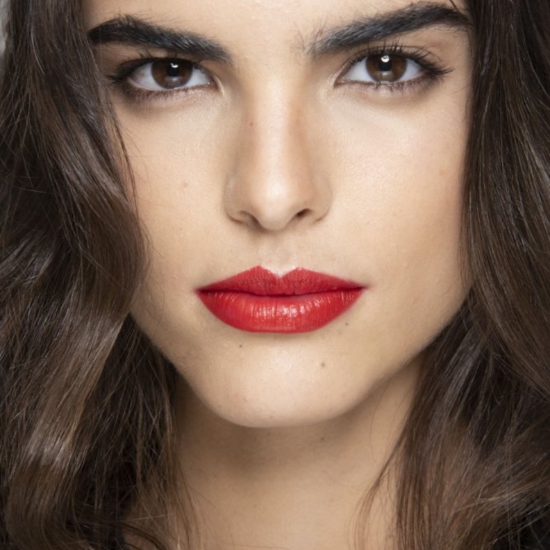 طرق تطبيق مكياج نود مع احمر الشفاه القوي موضة خريف 2019‏ من Oscar De La Renta
