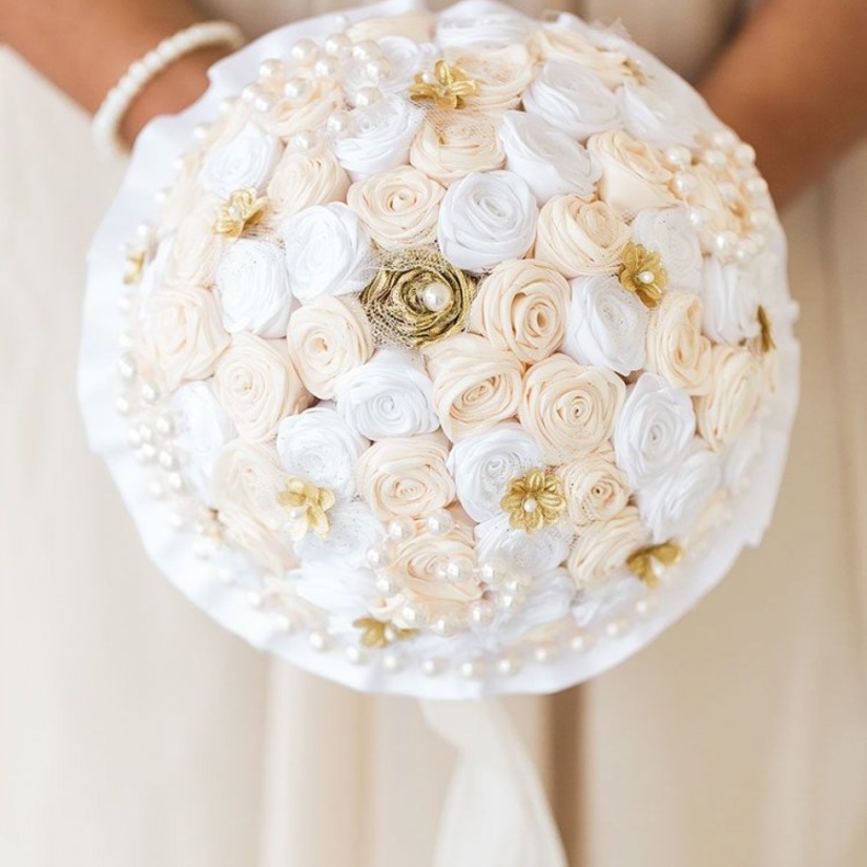 باقة زهور معدة من أزهار اللافندر وسنابل القمح