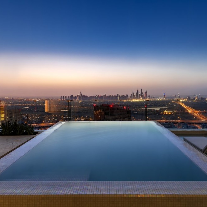  فندق فايڤ قرية جميرا الذي طال انتظاره يفتح أبوابه قريباً