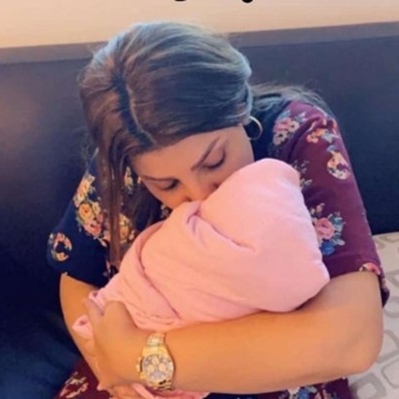 غادة عبد الرازق مع حفيدتيها