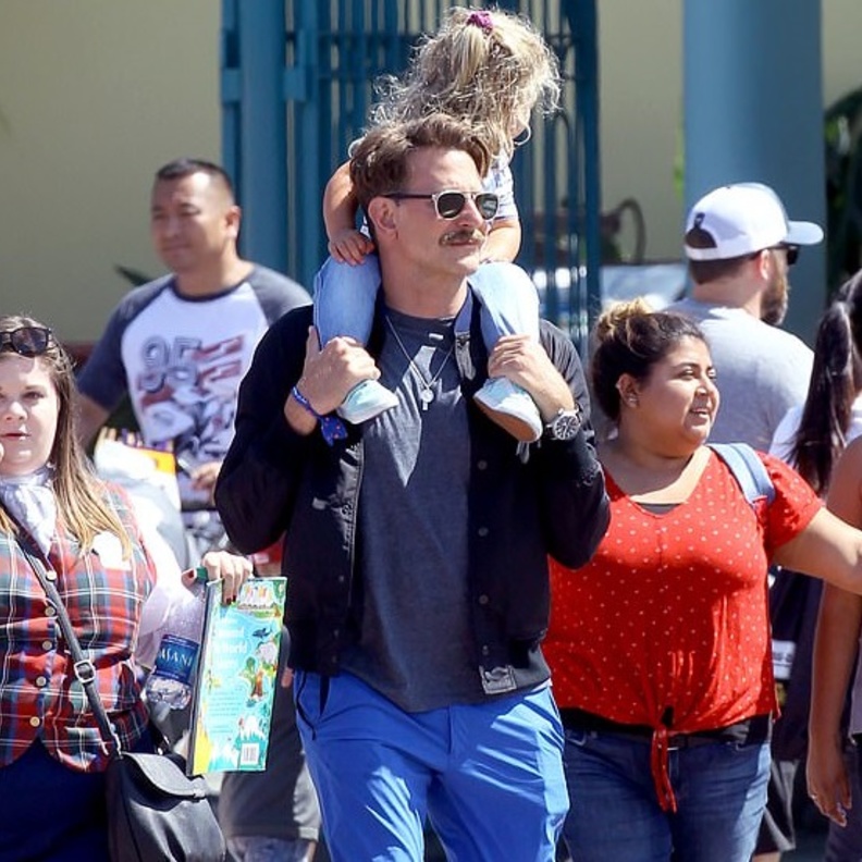 برادلي كوبر مع ابنته في ديزني لاند