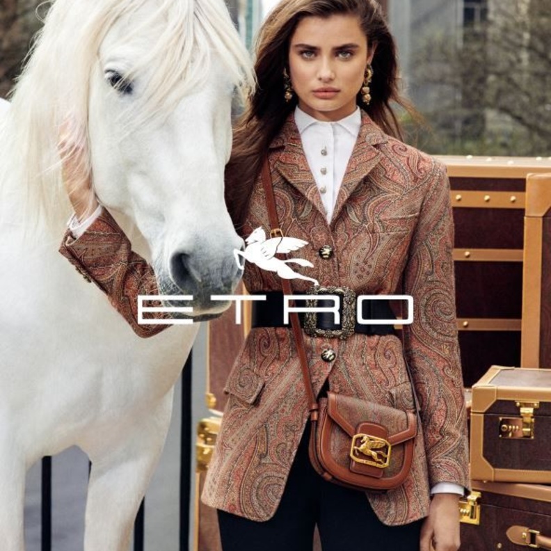 الحملة الاعلانية الخاصة بدار مايكل مايكل كورس من بطولة بيلا حديد