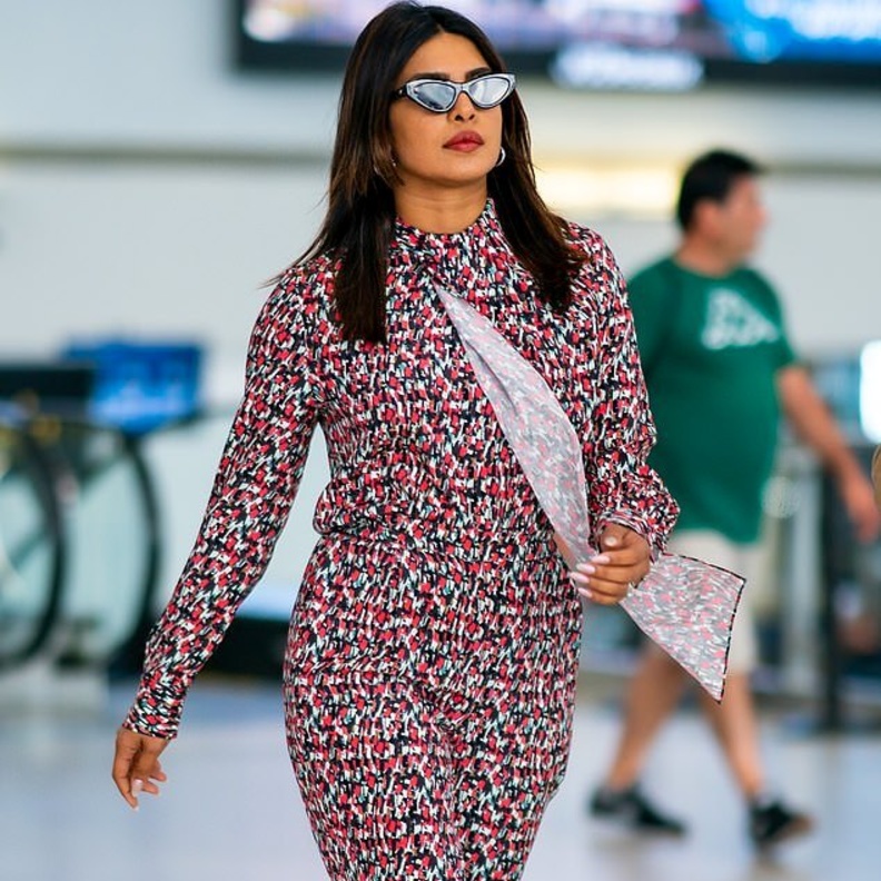 تألف الطقم من بلوزة بأكمام طويلة وياقة عالية وسروال بقصة واسعة لكن لم يلائم قوامها