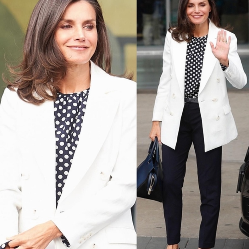 إطلالات ليتيزيا ملكة إسبانيا بموضة البولكا دوتس مع البنطلون الأسود