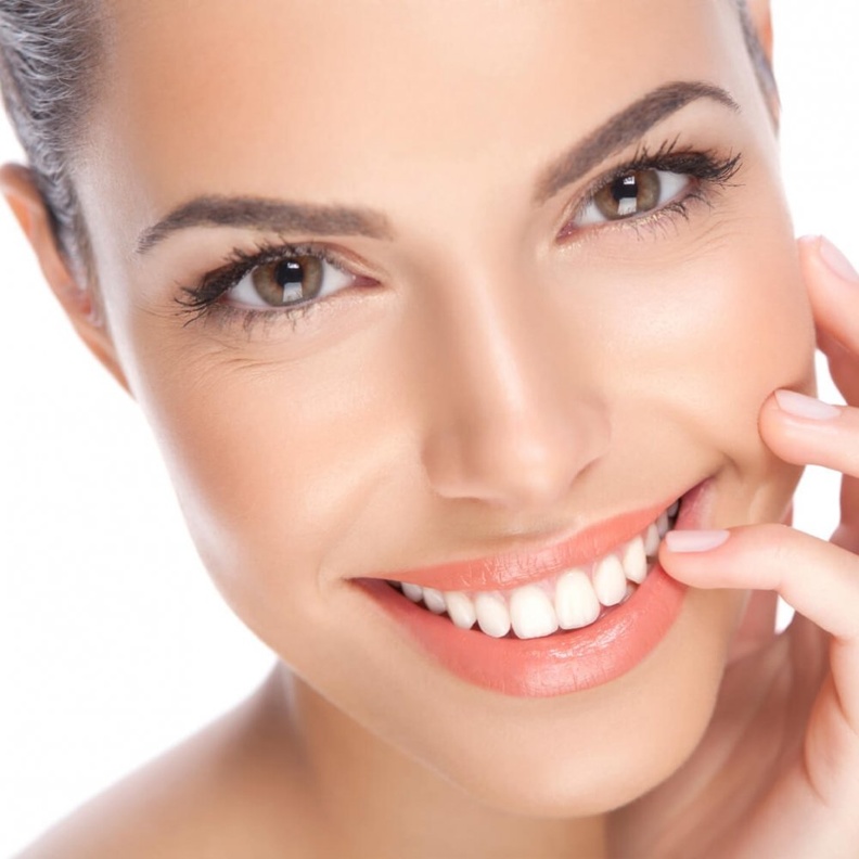  إليك طريقة ملء الفراغ بين أسنانك الأمامية لتحصلي على أسنان مثالية وابتسامة رائعة