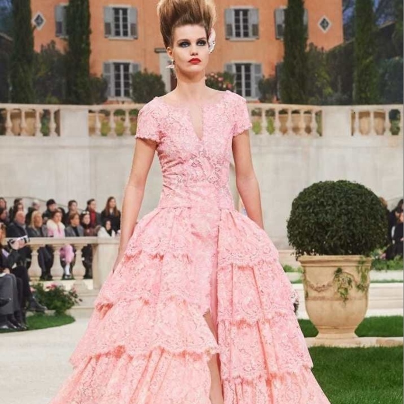  فستان من ايلي صعب