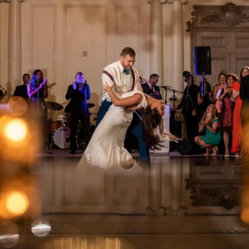 الرقصة الاولى من اجمل اللحظات التي يعيشها العرسان