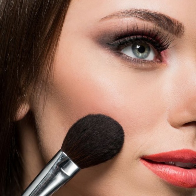 المكياج البسيط أيضاً من أسرار جمال المرأة الإمارتية